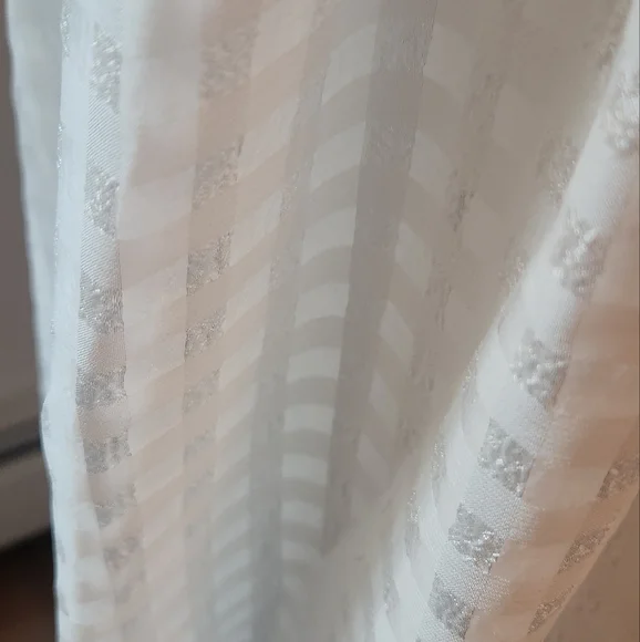 White - Picture 7 of 7